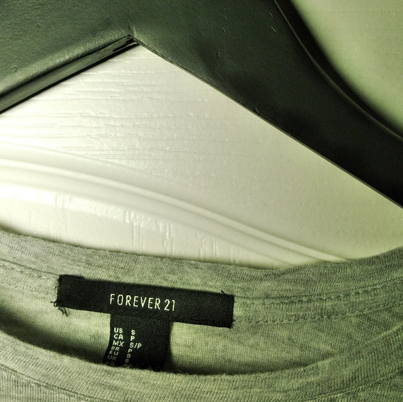 🟪 Forever 21 women's S grey graphic short sleeve high low cropped t-shirt - Picture 3 of 3